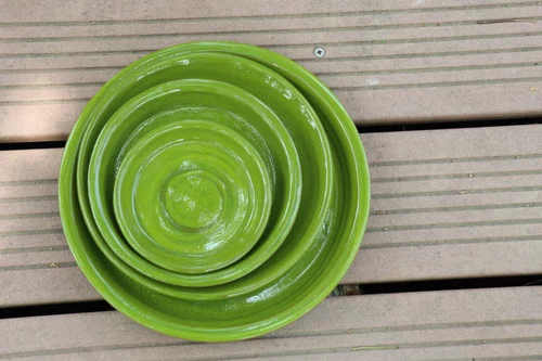 Soucoupe en terre cuite émaillée vert Forêt Les Poteries d’Albi - Ø 36 cm