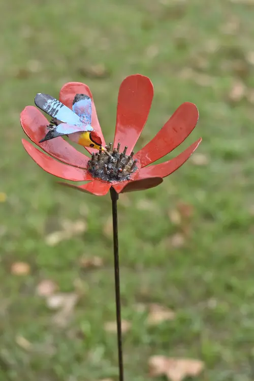 Colibri en vol sur lotus sur tuteur coloris multicolore en métal recyclé - 110 cm