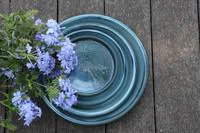 Soucoupe coloris bleu en terre émaillée - Ø 41 cm