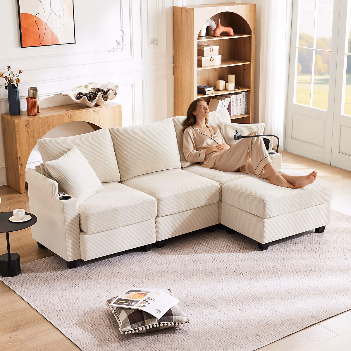 Canapé d'angle en L – convertible, 3 places, avec repose, pieds, porteur de boisson, chargeur USB, accoudoirs et 2 coussins, beige