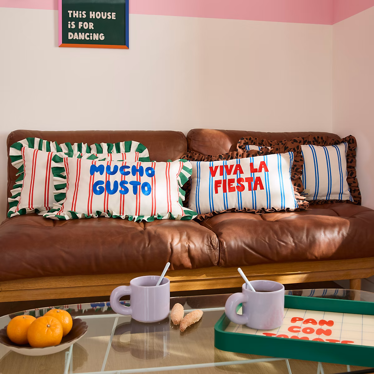 Coussin Taxi Brousse brodé – Mucho Gusto | rayé rouge avec volants verts