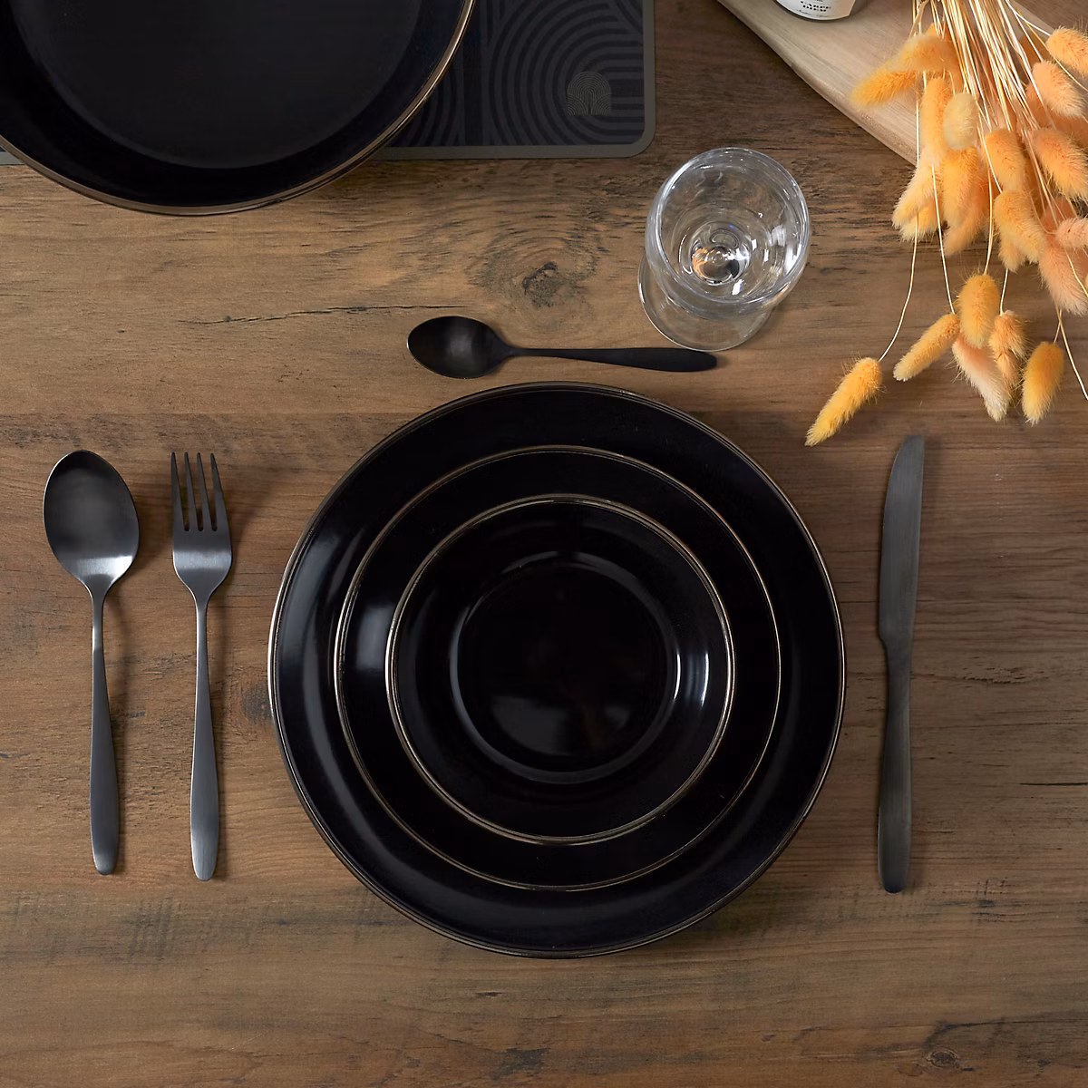 Vaisselle – Assiette Noire Lisere Dore D26cm