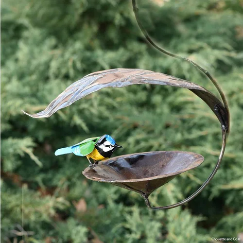 Suspension mangeoire avec grande feuille et mésange colorée en métal recyclé Chouette & Co - 39 cm
