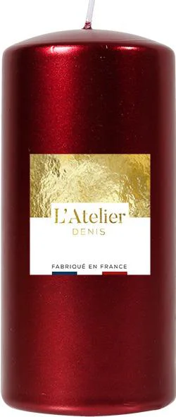Bougie cylindrique coloris rouge métal L’Atelier Denis – Ø 6,8 x H 14,5 cm