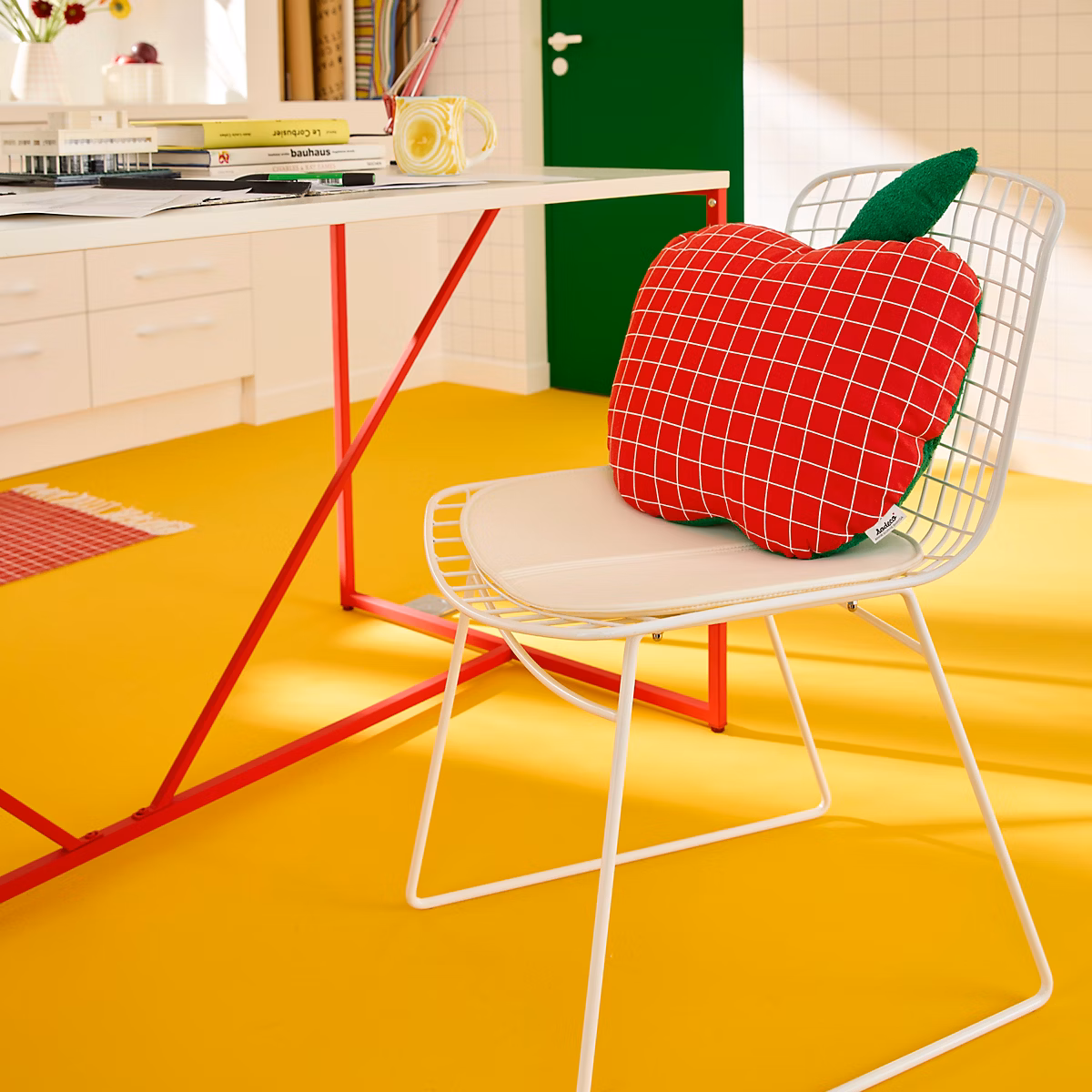 Coussin, plaid et pouf – Coussin forme pomme Sodeco rouge et vert l.50 x l.50 cm
