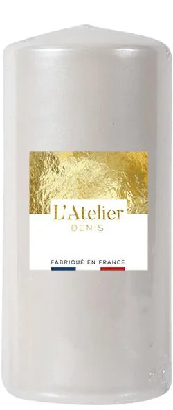 Bougie cylindrique coloris blanc nacré L’Atelier Denis – Ø 6,8 x H 14,5 cm